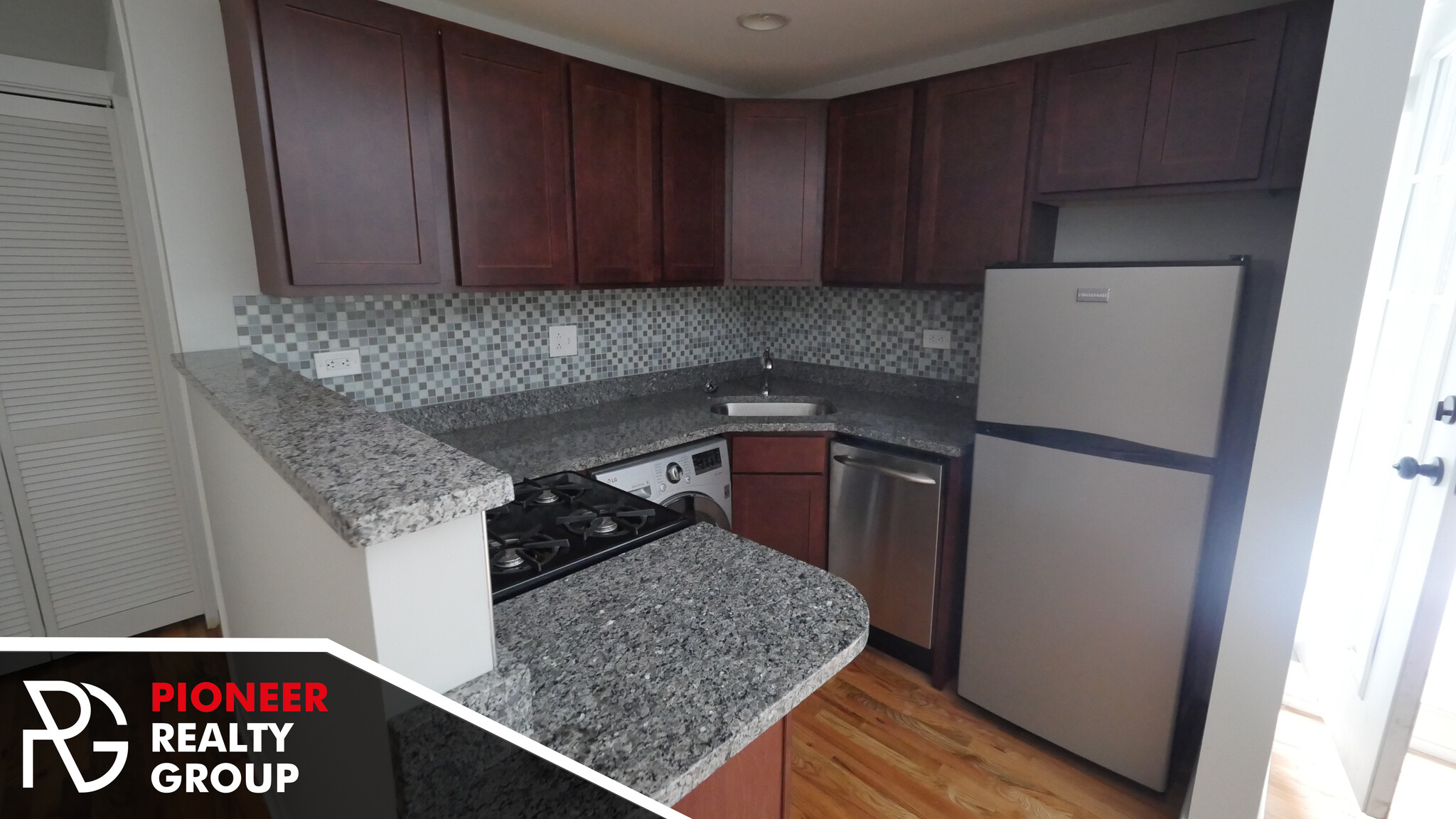 Building Photo - 560 W Arlington