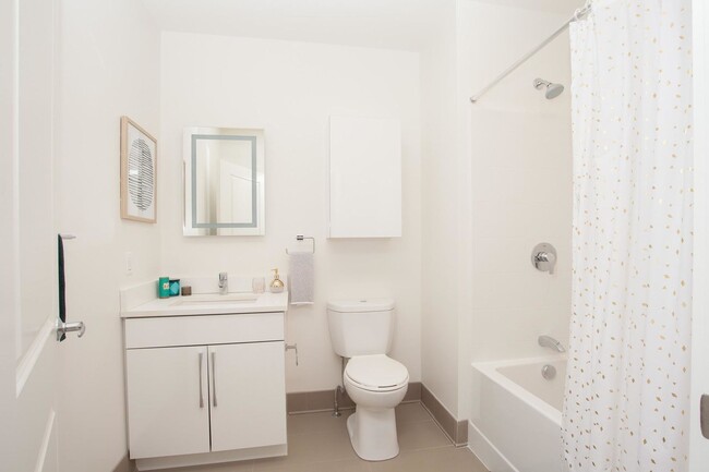 Building Photo - Modern/Spacious 2 BR!