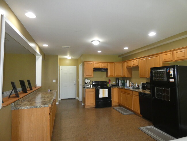Building Photo - 653 N Edgemere Dr