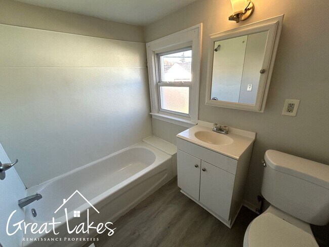 Building Photo - Charming 2 Bedroom 1 Bathroom now availabl...