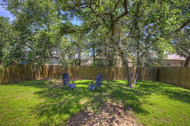 Building Photo - 216 Mary Max Cir