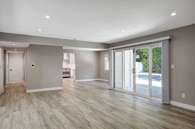 Building Photo - 5346 Tyrone Ave