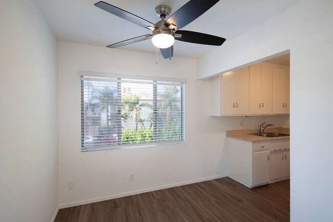 Building Photo - La Jolla / Village Area - Upstairs One Bedroom in the Village!