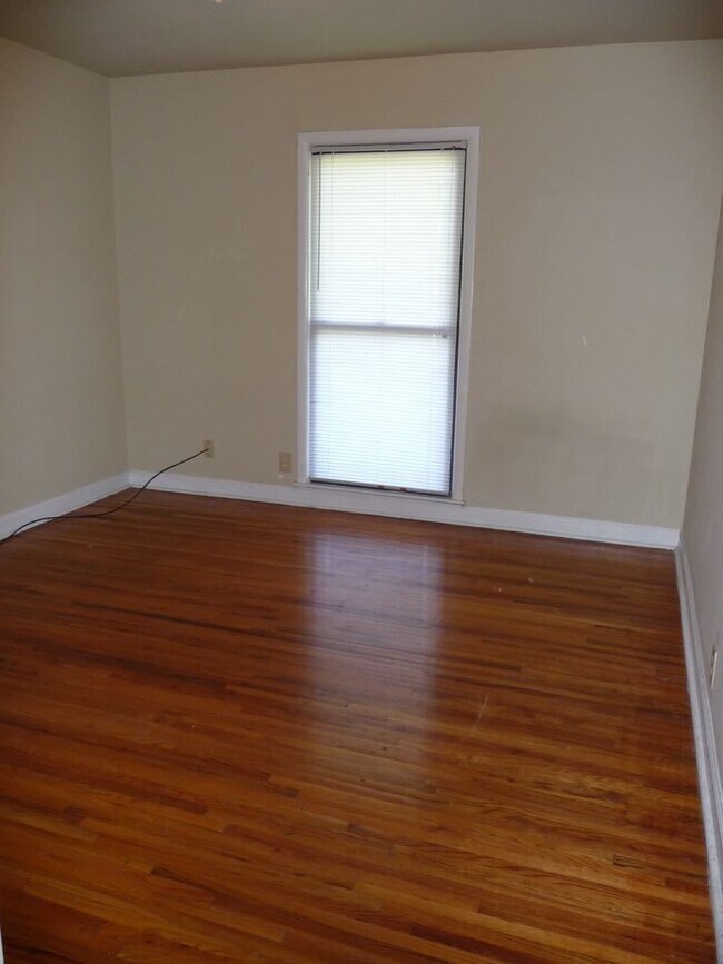 Building Photo - 246 White Bridge Rd