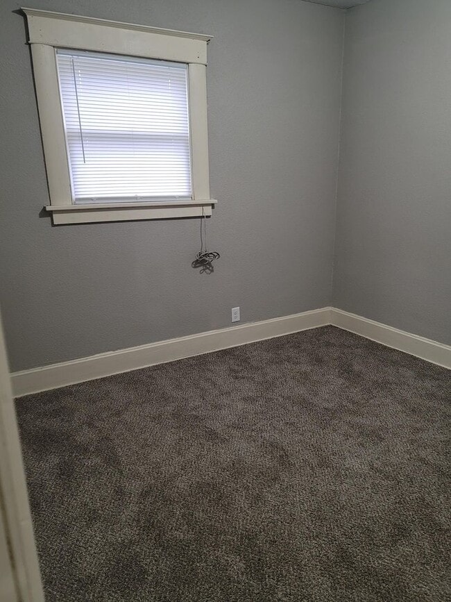 Building Photo - 2 Bedroom, 1 Bath House