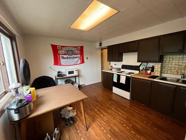 Building Photo - Duluth MN - 4 Bed - 1 Bath - Single Family...