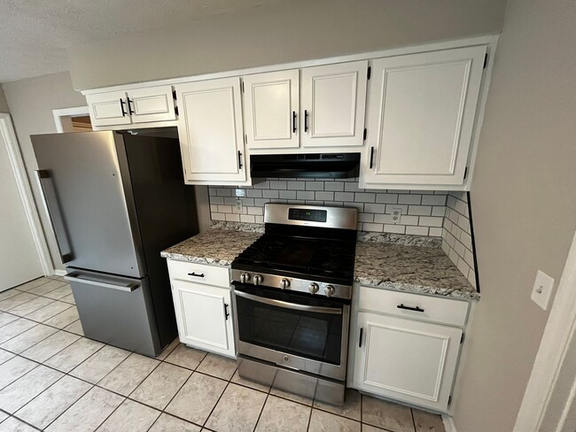 Building Photo - Cozy and Affordable!!