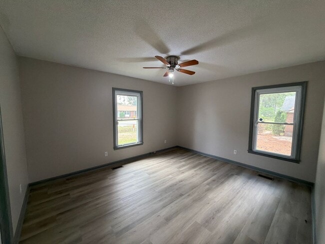 Building Photo - New Listing!!