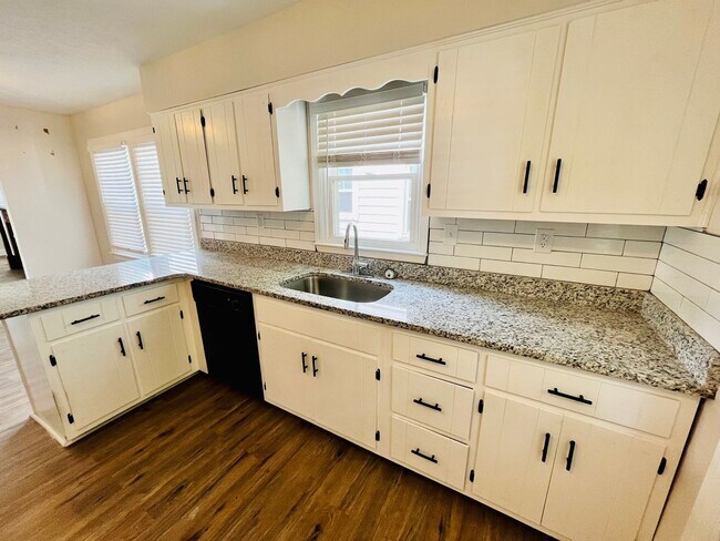 Building Photo - Three Bedroom Modern Farmhouse in Southern...