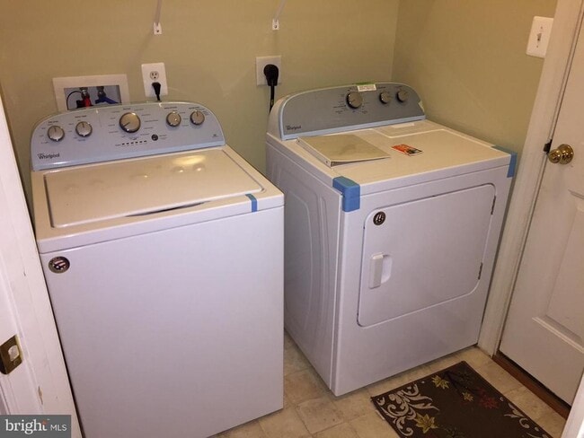 Building Photo - 215 Maddex Square Dr