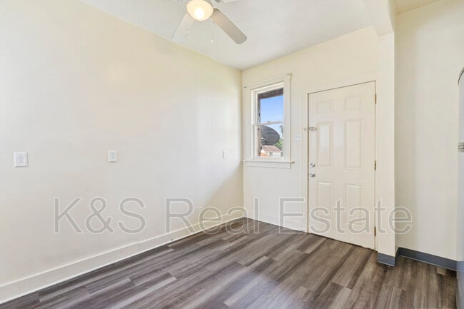 Building Photo - 814 Summit St