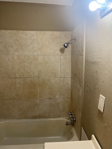 Building Photo - 215 Vandergriff St