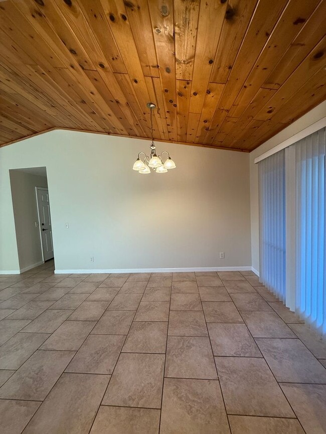 Building Photo - Cute House in East Redding!