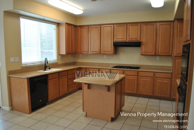 Building Photo - Beautiful 4 Bedroom + Study in Desirable N...