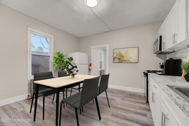 Building Photo - 81 Holmes St