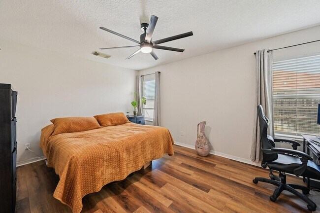 Building Photo - 5920 NW Wolverine Rd