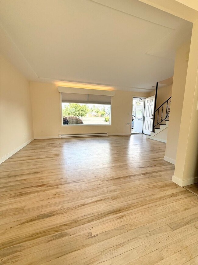 Building Photo - Charming 2 Bedroom Unit in NE Portland Water/ Sewar & Garbage PAID FOR!!!