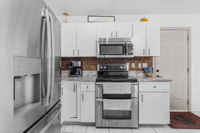 Building Photo - Updated 3BR Home with Fenced Backyard & Great Kitchen