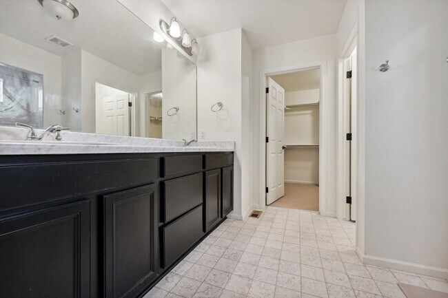 Building Photo - 3 Bedroom Single Family in Denver