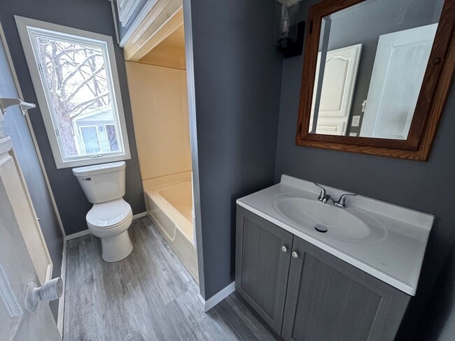 Building Photo - Lovely 2-Bedroom Newly Renovated Home!