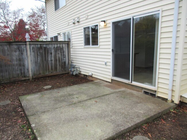 Building Photo - Two Bedroom Duplex in South Salem