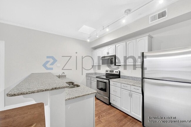 Building Photo - 6318 Richmond Ave