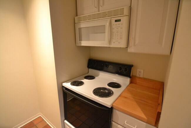 Building Photo - 67 St Germain St