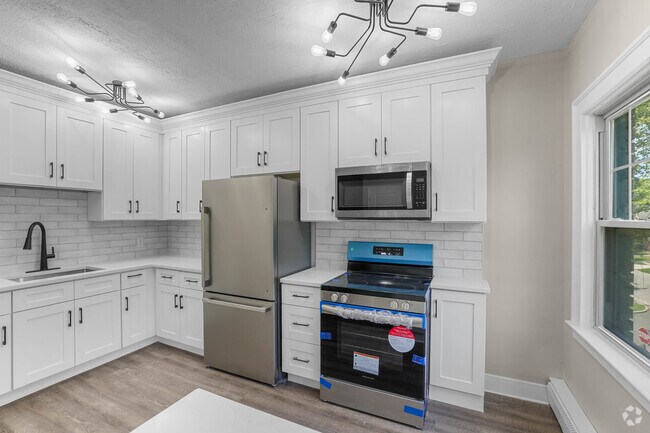 1BD, 1BA - 600SF - Kitchen - Archwood Manor