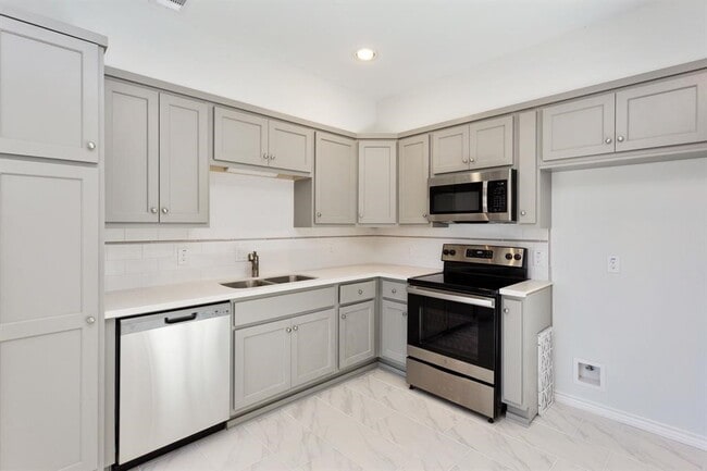 Building Photo - 11623 Waldemar Dr