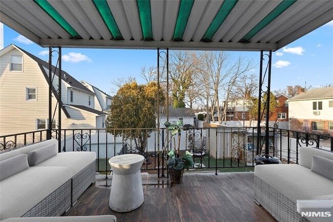 Building Photo - 557 Market St