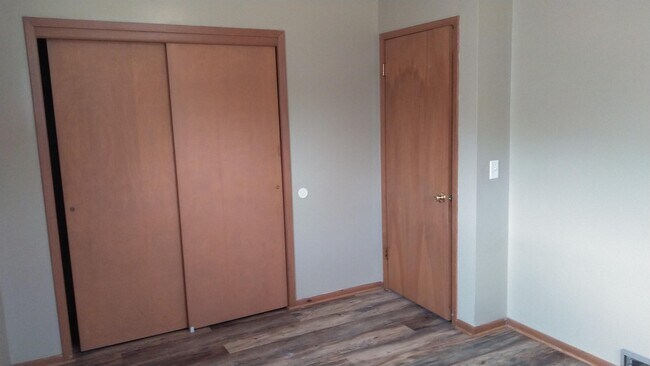 Building Photo - 1915 E Dodge St