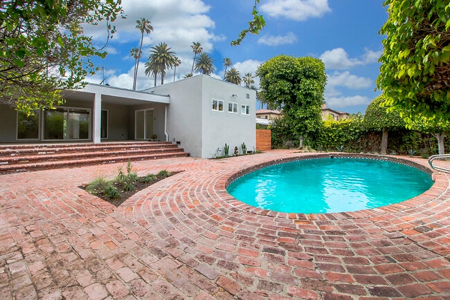 Building Photo - 621 N Bedford Dr