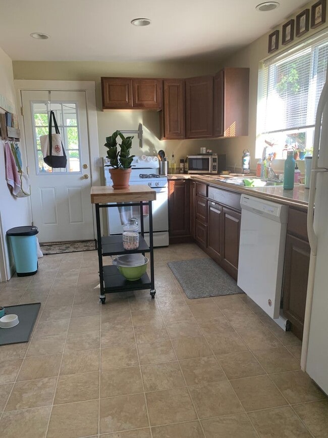 Building Photo - Cute one story rental in snohomish