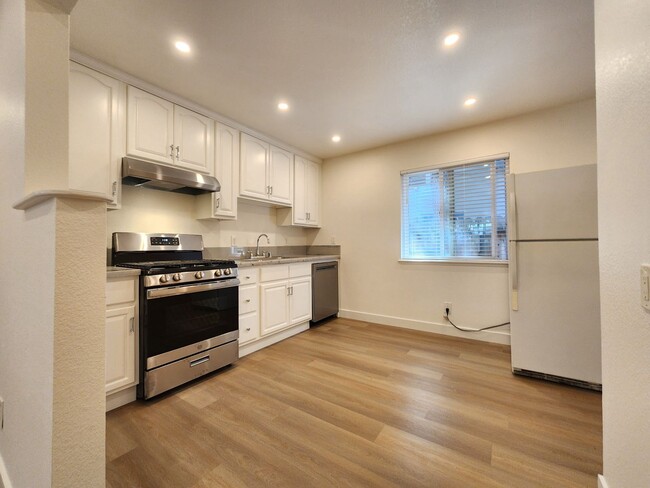 Building Photo - Beautiful Remodeled Duplex in Palo Alto Av...