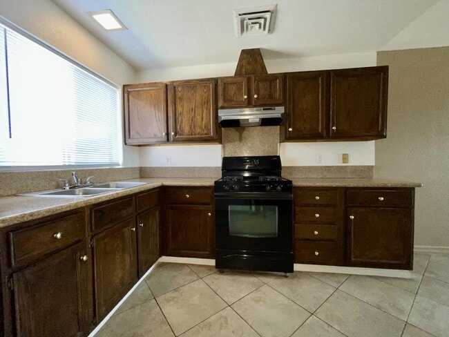 Building Photo - 2 bed 1 bath ground floor $1300 rent BHCRE...
