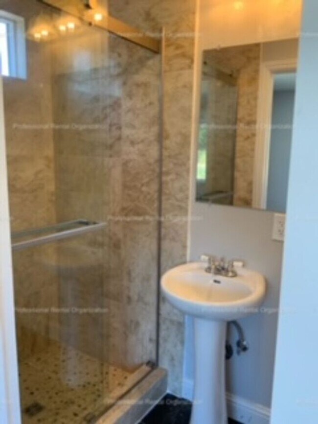 Building Photo - Country property minutes from downtown Pet...