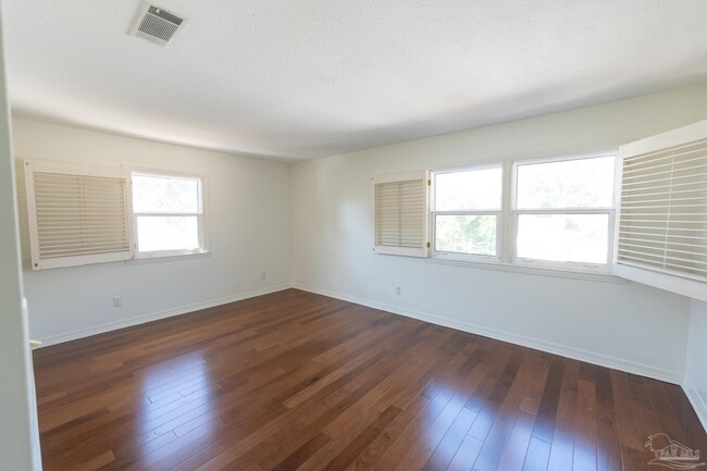 Building Photo - 802 Bayshore Dr