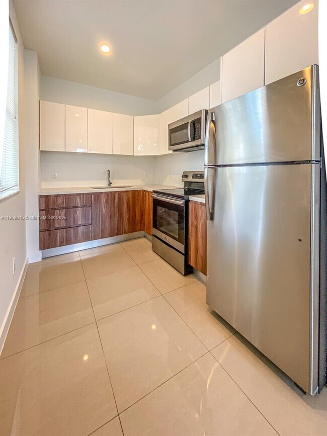 Building Photo - 924 Marseille Dr