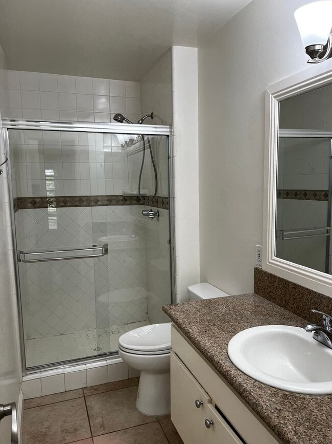 Building Photo - Two Bedroom One Bath Condo for Rent in Pla...