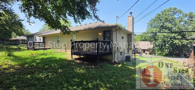 Building Photo - 3 Bedroom 2 Bathroom Duplex with 1 car garage in KCMO