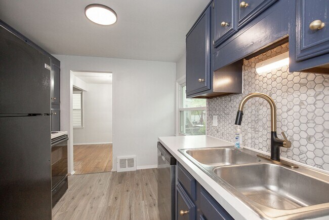 Building Photo - 3 Bed/1.5 Bath Single Family Home!