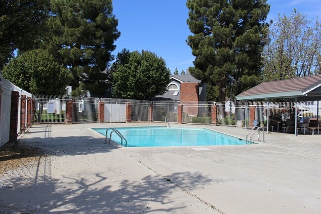 Building Photo - 2600 Brookside Dr
