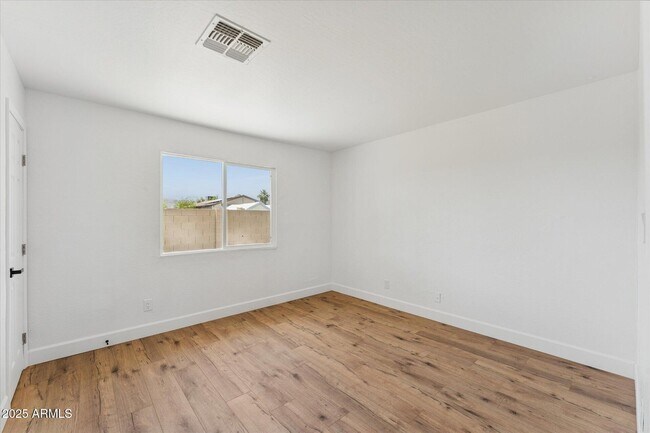 Building Photo - 2739 E Tamarisk Ave