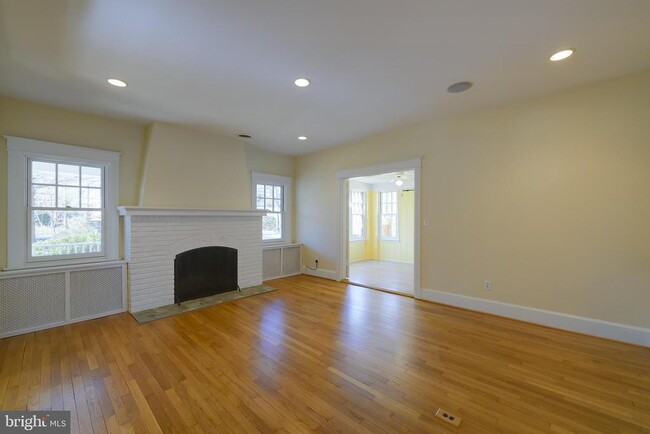 Building Photo - 5717 Chevy Chase Pkwy NW