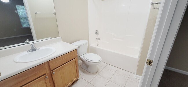 Building Photo - LOVELY NW 3/3 End Unit w/ Washer/Dryer, Open Kitchen w/ Bar, & More! $1475/month Avail June 1st!