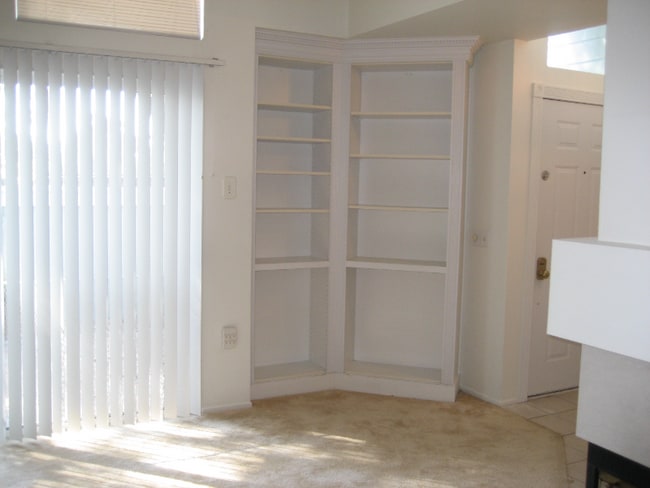 Building Photo - 4874 Thille St