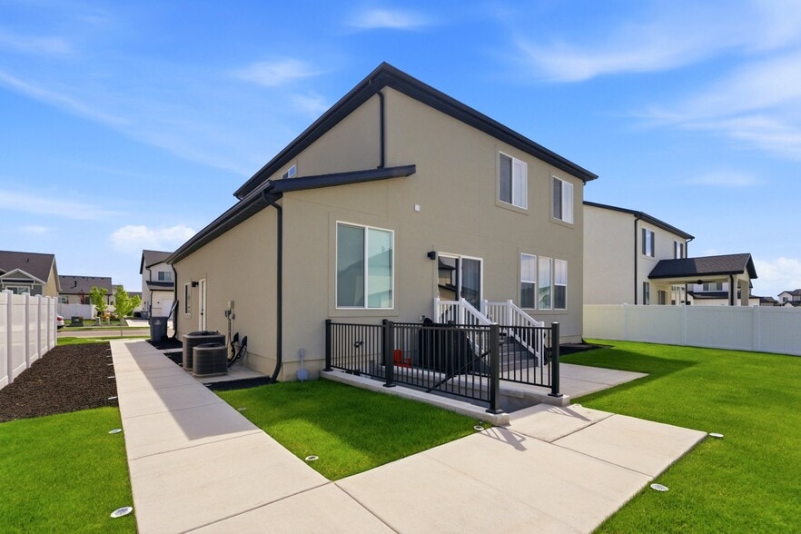 Building Photo - 2432 W Santa Fe Dr