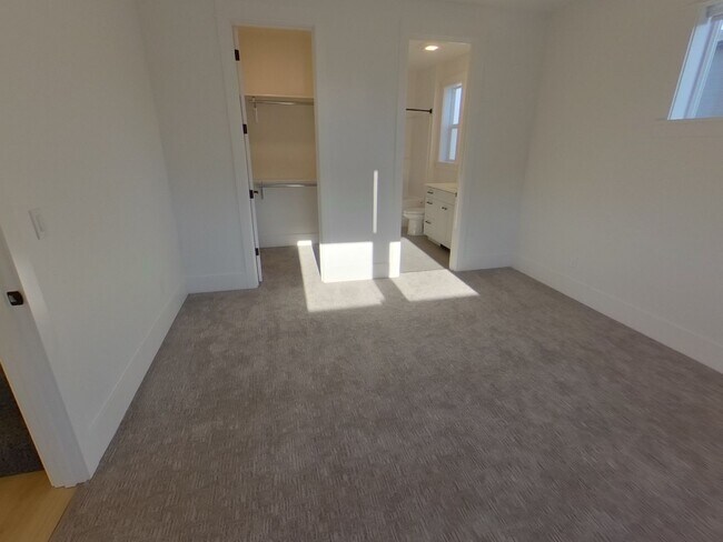 Building Photo - Beautiful 6 bedroom Campus Home!