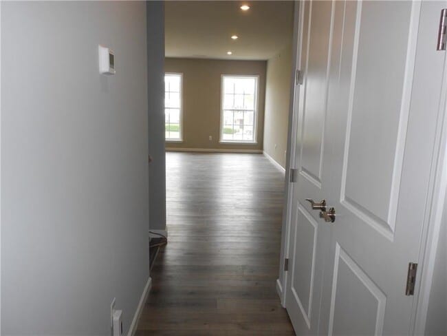 Building Photo - 1439 Hastings Cres