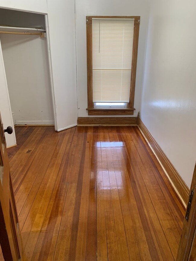 Building Photo - Large 4 bedroom, 2 bath home-Beautiful hom...